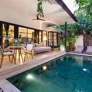  Villa Lora By Finder